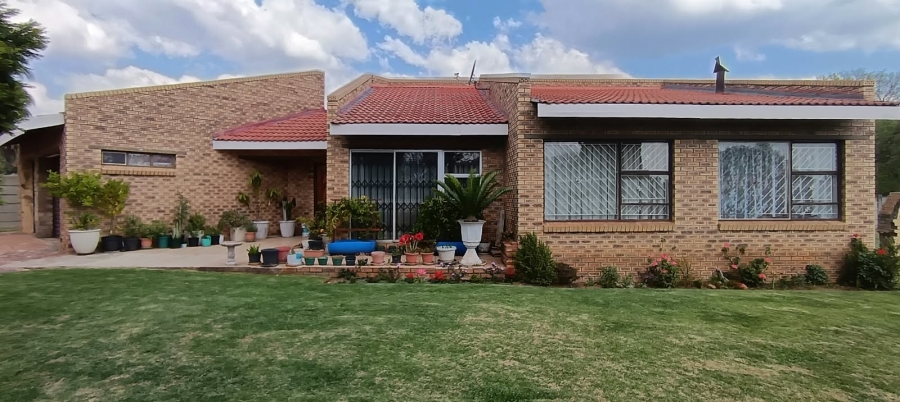4 Bedroom Property for Sale in Crystal Park Gauteng