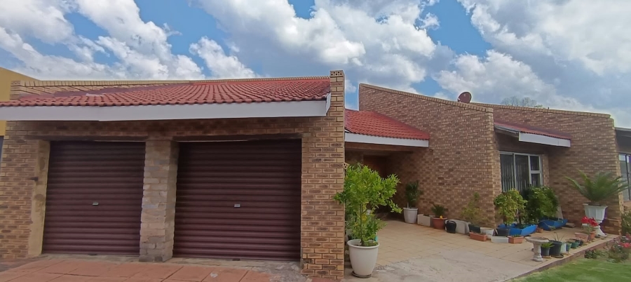 4 Bedroom Property for Sale in Crystal Park Gauteng