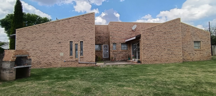 4 Bedroom Property for Sale in Crystal Park Gauteng