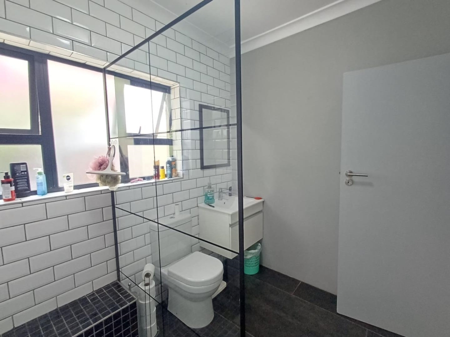 To Let 3 Bedroom Property for Rent in Robindale Gauteng