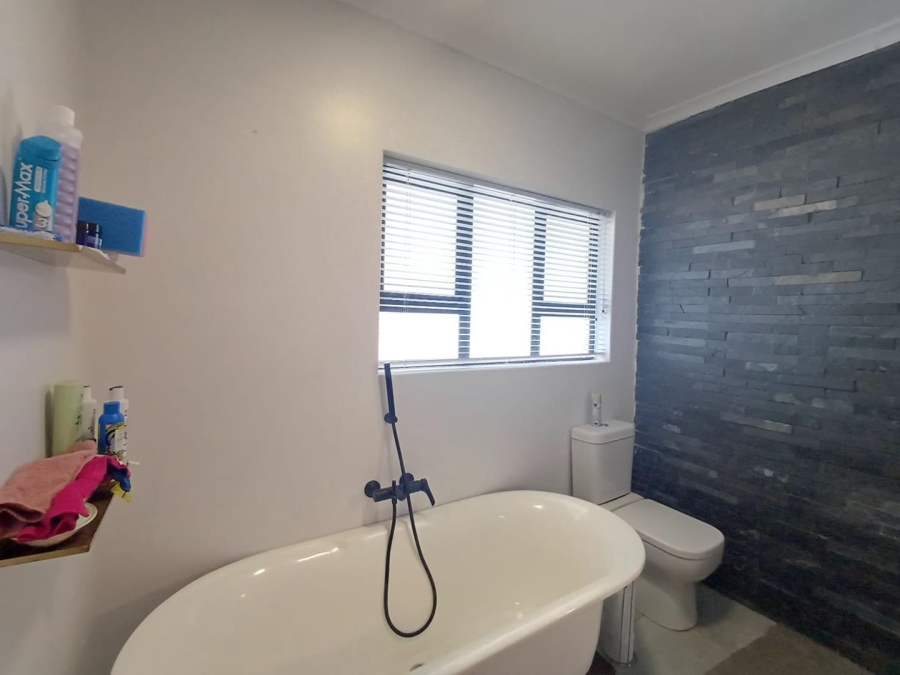 To Let 3 Bedroom Property for Rent in Robindale Gauteng