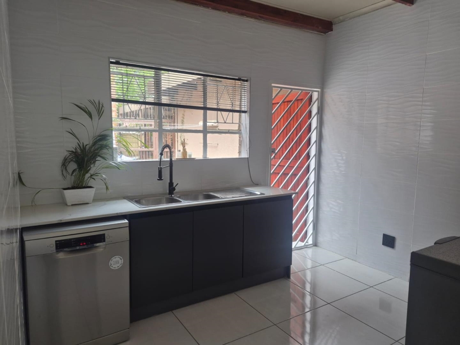 To Let 5 Bedroom Property for Rent in Brackenhurst Gauteng
