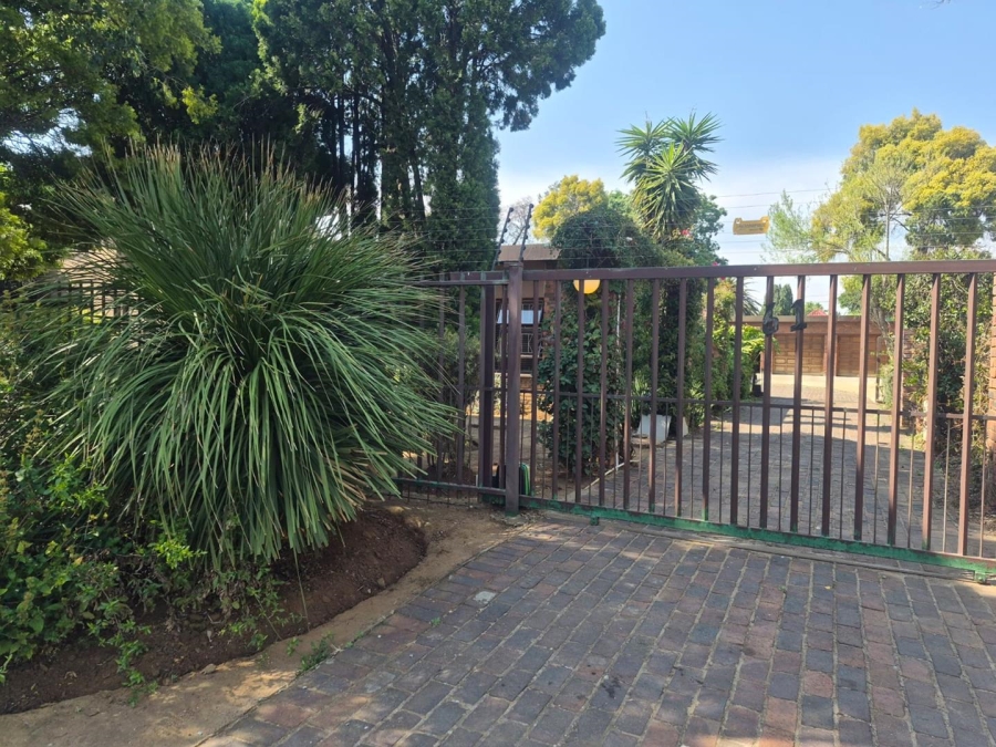 To Let 5 Bedroom Property for Rent in Brackenhurst Gauteng