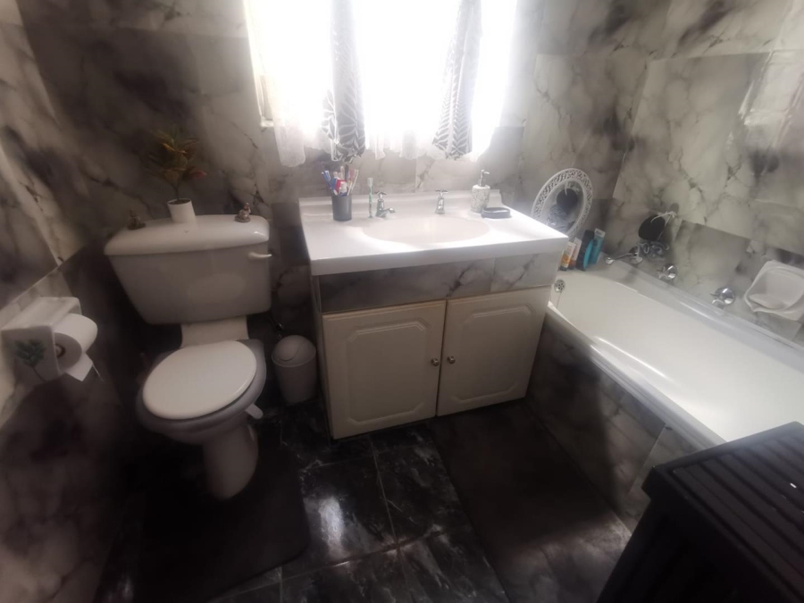 To Let 2 Bedroom Property for Rent in South Crest Gauteng