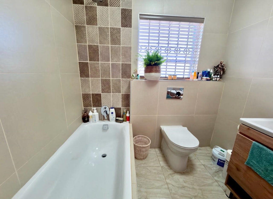 To Let 3 Bedroom Property for Rent in Glenvista Gauteng