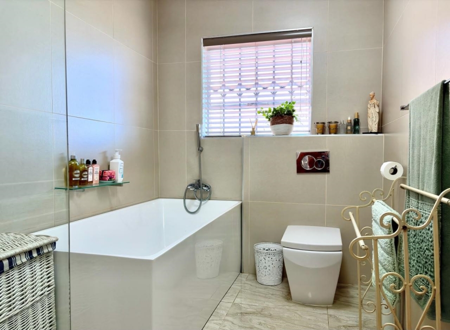 To Let 3 Bedroom Property for Rent in Glenvista Gauteng