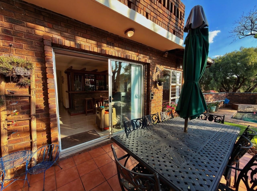 To Let 3 Bedroom Property for Rent in Glenvista Gauteng