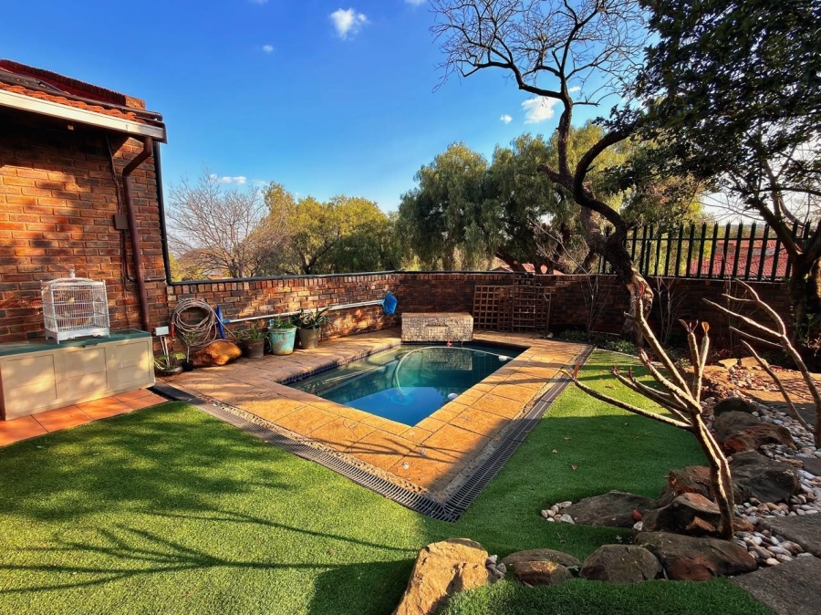 To Let 3 Bedroom Property for Rent in Glenvista Gauteng