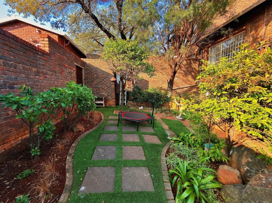 To Let 3 Bedroom Property for Rent in Glenvista Gauteng