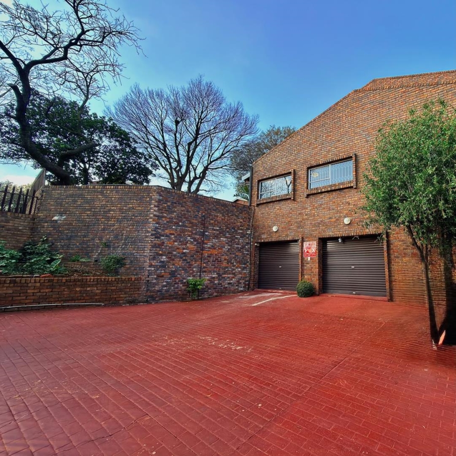 To Let 3 Bedroom Property for Rent in Glenvista Gauteng