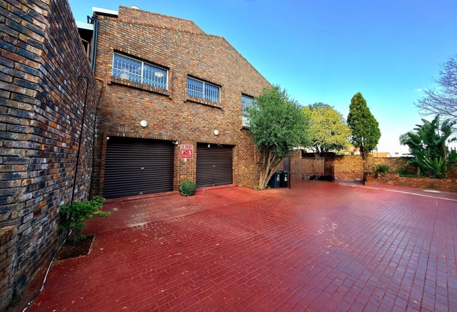 To Let 3 Bedroom Property for Rent in Glenvista Gauteng