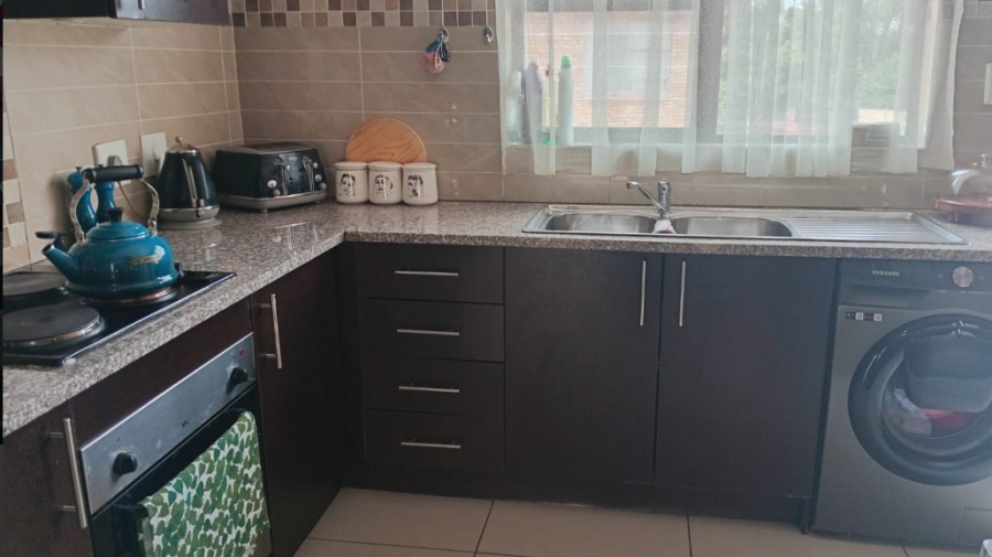 To Let 2 Bedroom Property for Rent in Brackendowns Gauteng