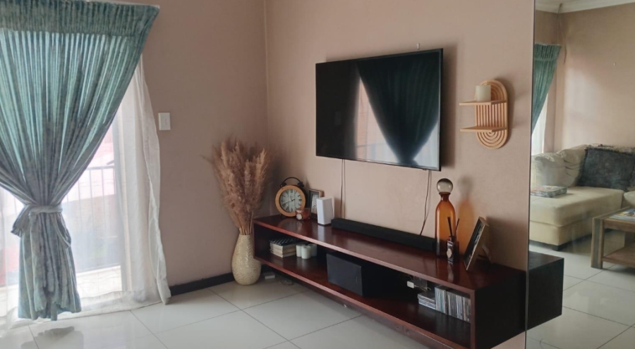 To Let 2 Bedroom Property for Rent in Brackendowns Gauteng