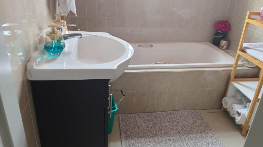 To Let 2 Bedroom Property for Rent in Brackendowns Gauteng