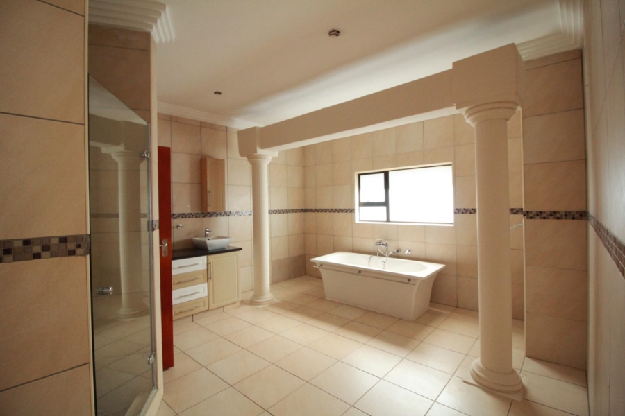 5 Bedroom Property for Sale in Blue Valley Golf Estate Gauteng