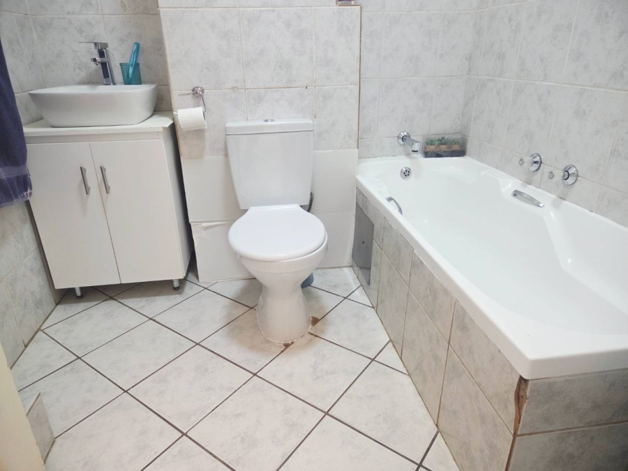2 Bedroom Property for Sale in Mulbarton Gauteng