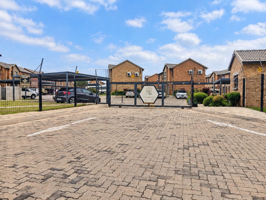 2 Bedroom Property for Sale in Albertsdal Gauteng