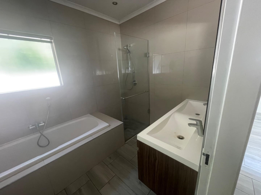 To Let 4 Bedroom Property for Rent in Gallo Manor Gauteng