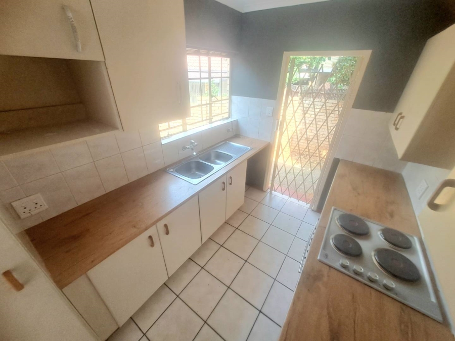 To Let 2 Bedroom Property for Rent in La Montagne Gauteng