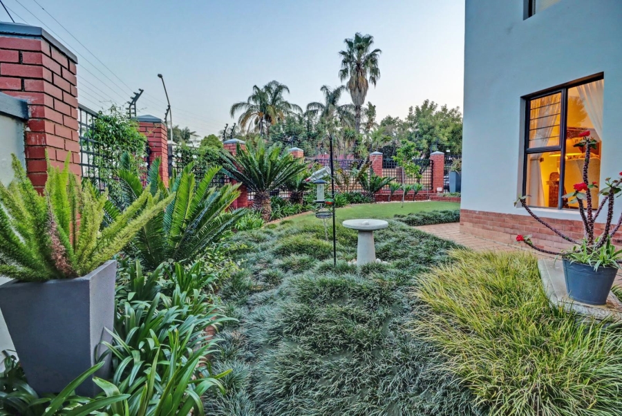 5 Bedroom Property for Sale in Garsfontein Gauteng