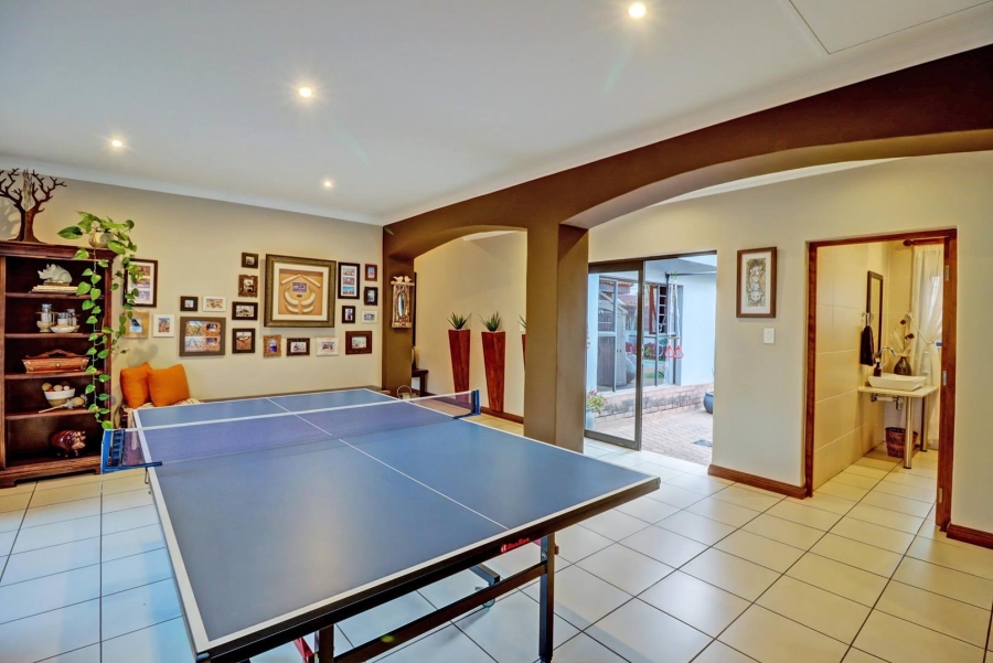 5 Bedroom Property for Sale in Garsfontein Gauteng
