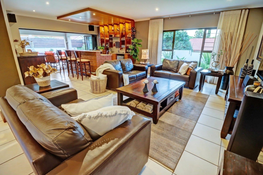 5 Bedroom Property for Sale in Garsfontein Gauteng