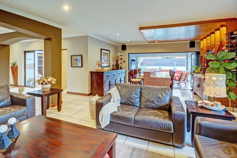 5 Bedroom Property for Sale in Garsfontein Gauteng