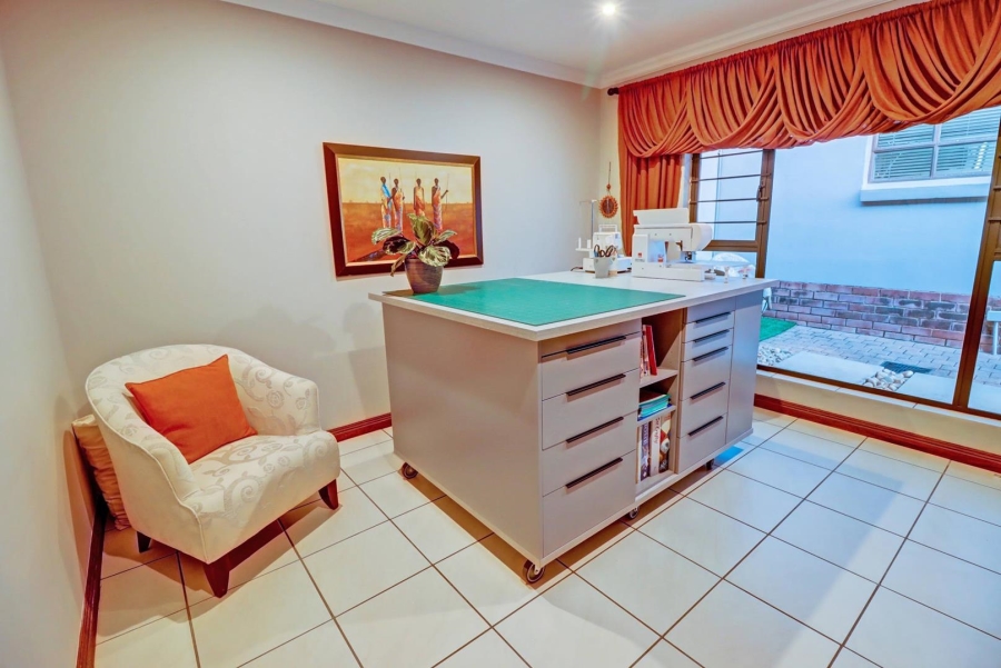 5 Bedroom Property for Sale in Garsfontein Gauteng