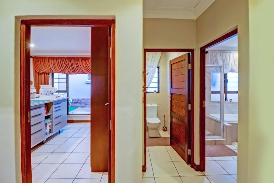 5 Bedroom Property for Sale in Garsfontein Gauteng