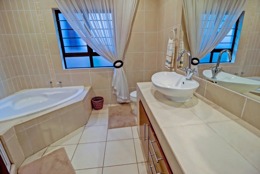 5 Bedroom Property for Sale in Garsfontein Gauteng