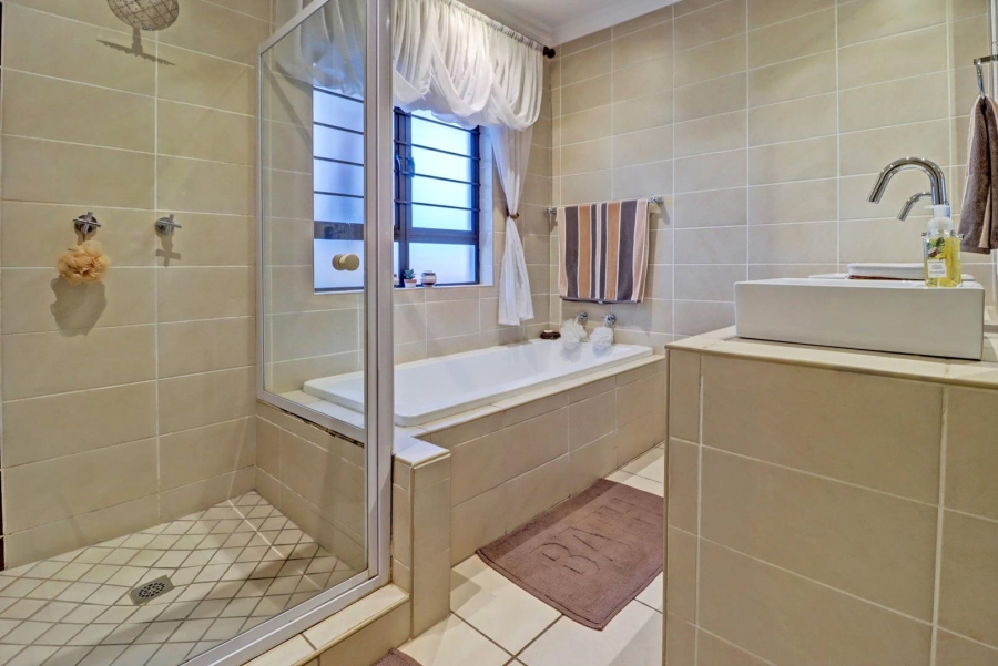 5 Bedroom Property for Sale in Garsfontein Gauteng