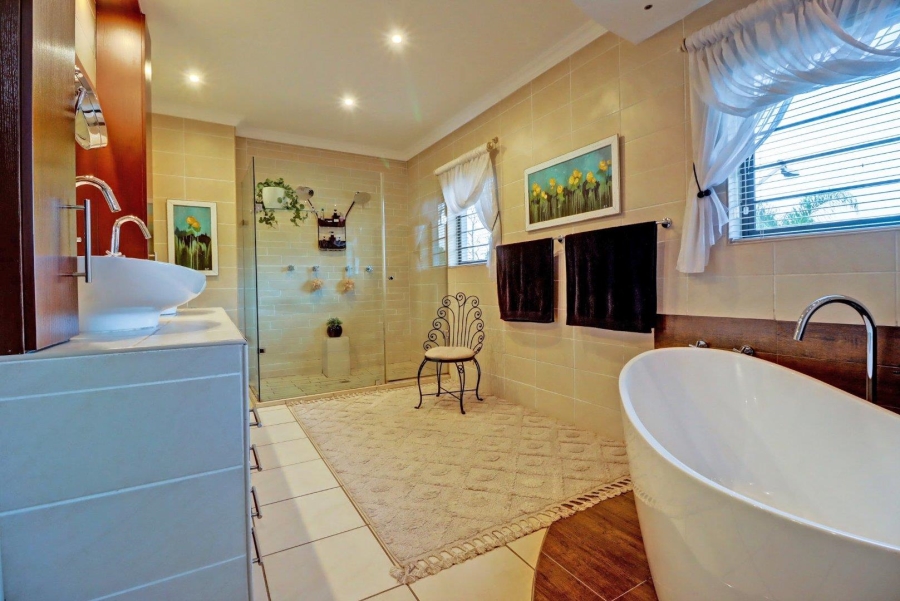 5 Bedroom Property for Sale in Garsfontein Gauteng