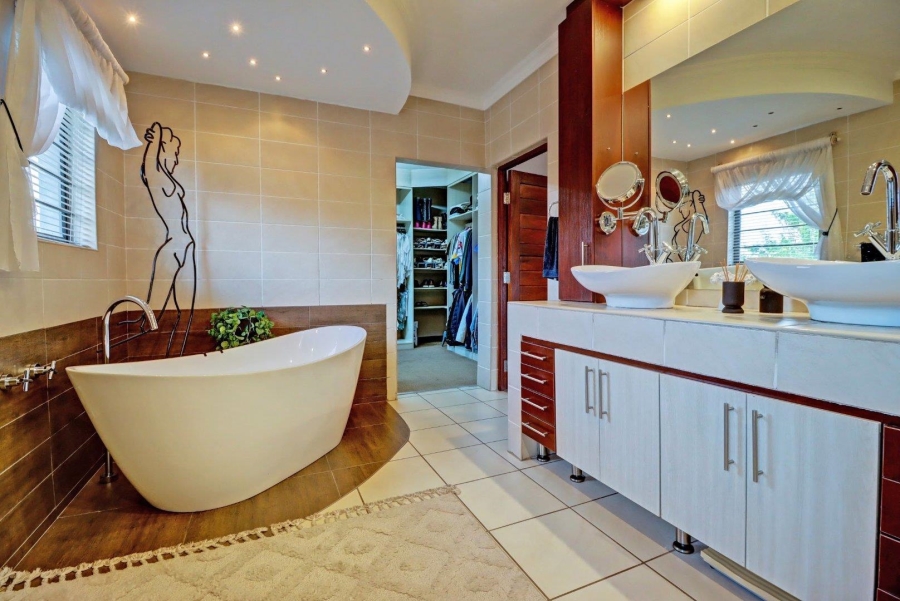 5 Bedroom Property for Sale in Garsfontein Gauteng