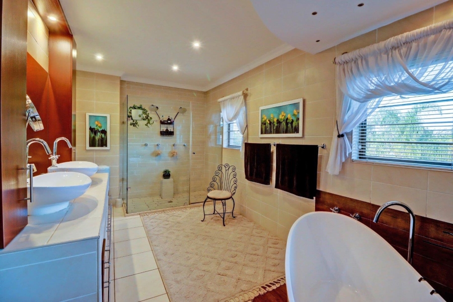 5 Bedroom Property for Sale in Garsfontein Gauteng