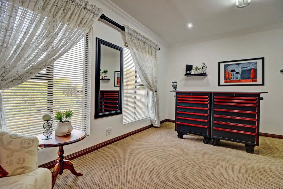 5 Bedroom Property for Sale in Garsfontein Gauteng