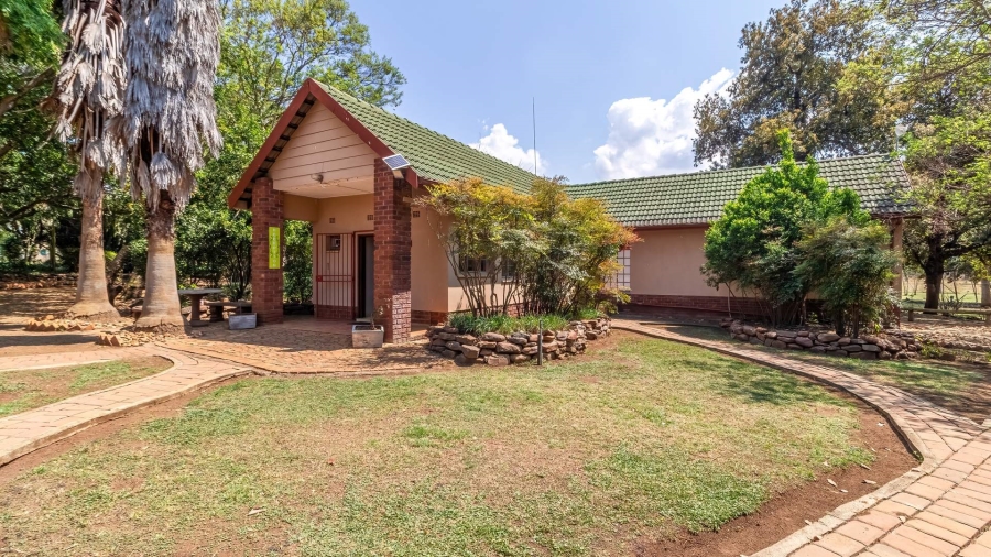 9 Bedroom Property for Sale in Hekpoort Gauteng