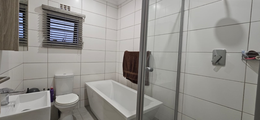To Let 3 Bedroom Property for Rent in Lion Pride Gauteng