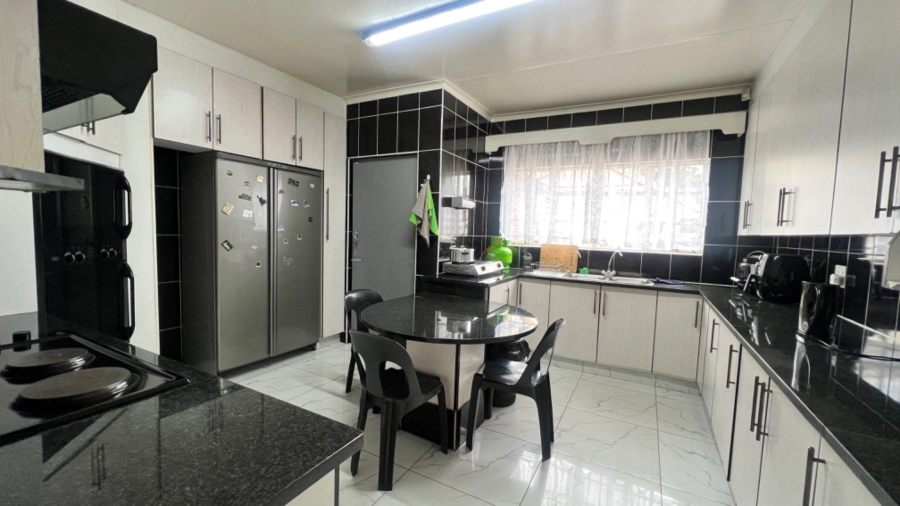 4 Bedroom Property for Sale in Robertsham Gauteng
