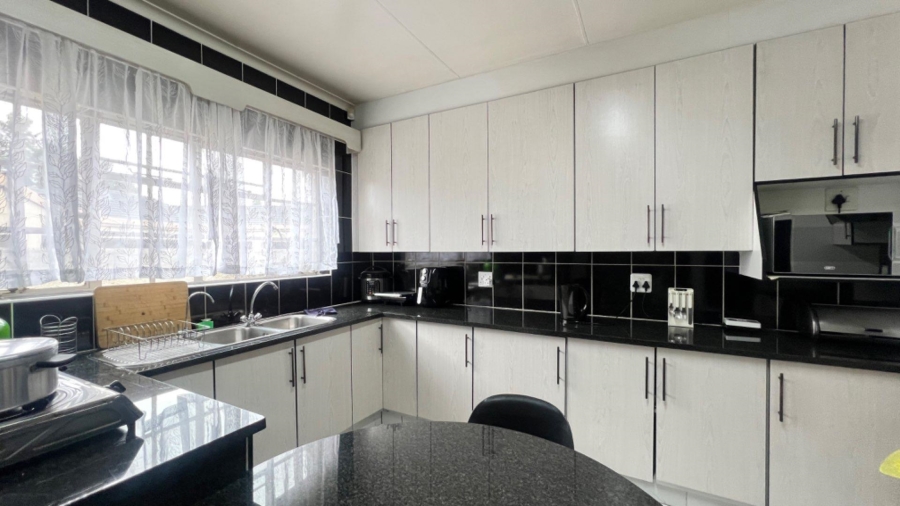 4 Bedroom Property for Sale in Robertsham Gauteng