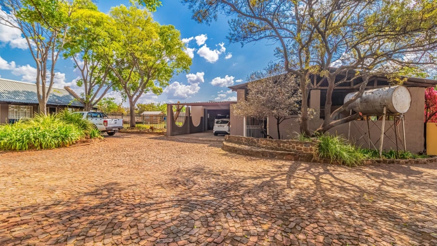 9 Bedroom Property for Sale in Hekpoort Gauteng