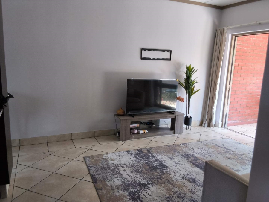 To Let 1 Bedroom Property for Rent in Pineslopes Gauteng