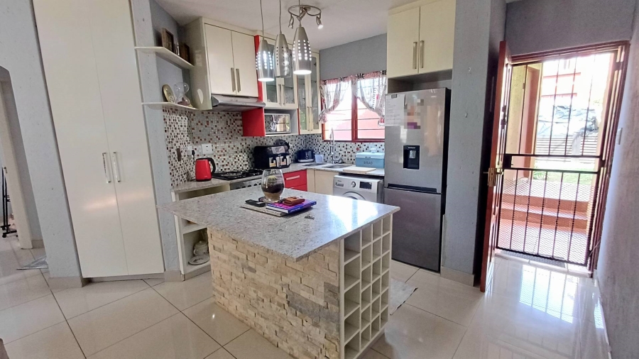 To Let 2 Bedroom Property for Rent in Bromhof Gauteng