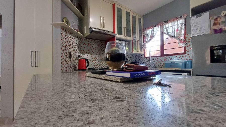 To Let 2 Bedroom Property for Rent in Bromhof Gauteng