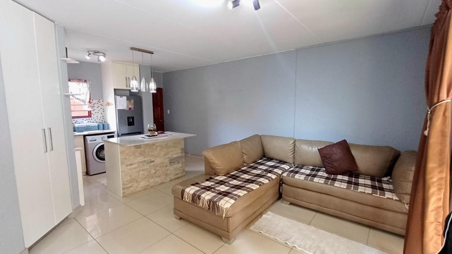 To Let 2 Bedroom Property for Rent in Bromhof Gauteng