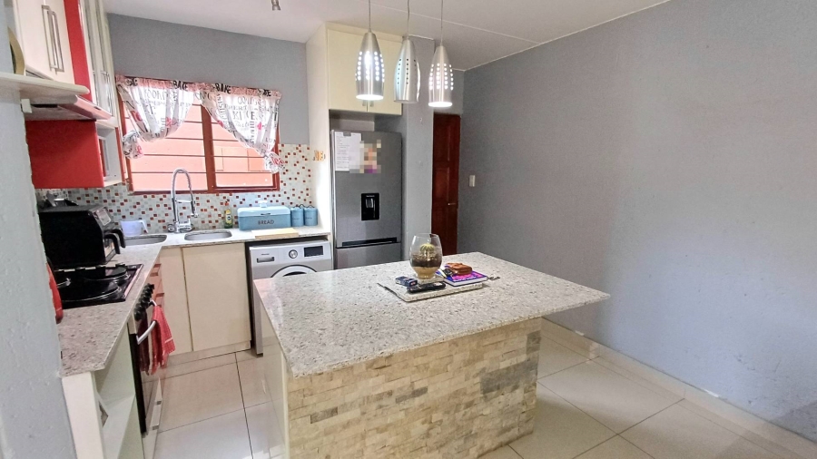 To Let 2 Bedroom Property for Rent in Bromhof Gauteng