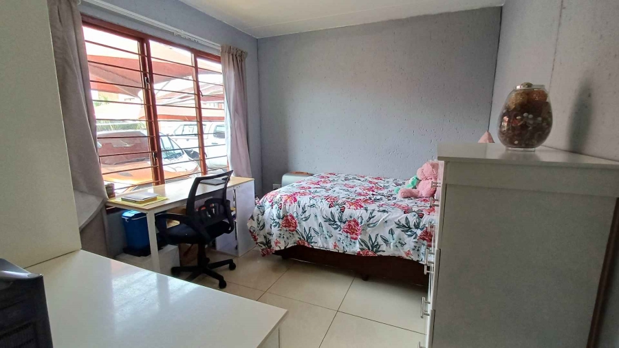 To Let 2 Bedroom Property for Rent in Bromhof Gauteng