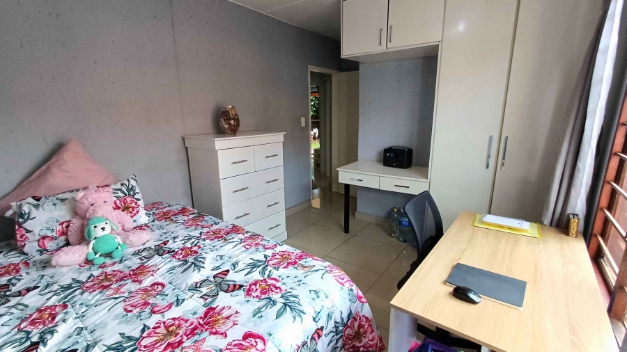 To Let 2 Bedroom Property for Rent in Bromhof Gauteng