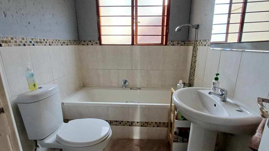 To Let 2 Bedroom Property for Rent in Bromhof Gauteng