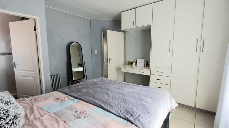 To Let 2 Bedroom Property for Rent in Bromhof Gauteng