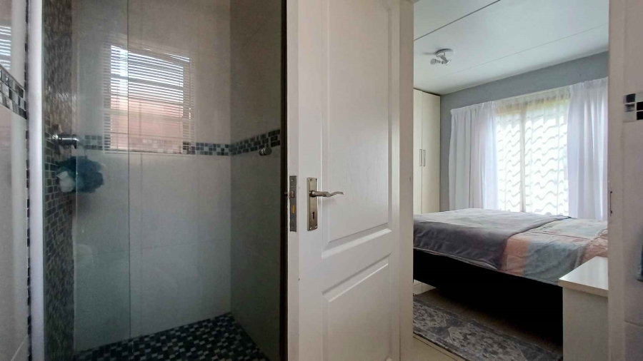 To Let 2 Bedroom Property for Rent in Bromhof Gauteng